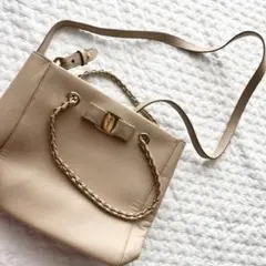 フェラガモ　バッグ　ベージュ　チェーンショルダー