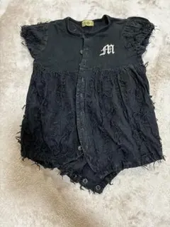 黒いフリルロンパース M刺繍付き