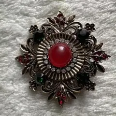 アンティーク風　円形　赤とクリアのブローチ　プレゼント　明るめゴールド