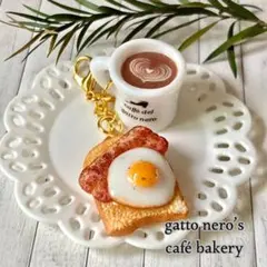 ミニチュアフード　＊ベーコンエッグ山型トーストの朝食チャーム