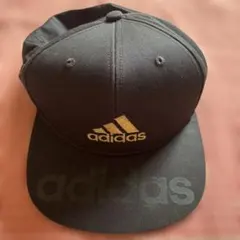 adidas キャップ ブラック ゴールドロゴ
