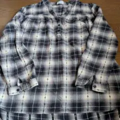 チェック柄長袖シャツ 黒とベージュ