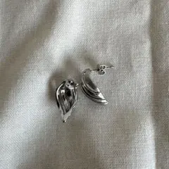 シルバーカラー ウェーブデザイン ピアス