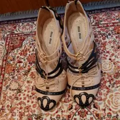 数回しか履いていません。ヒールの部分にキズありますが全体的に美品です。のサムネイル