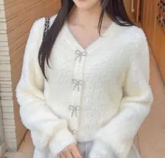 INGNI Vネックリボンボタンフェザーニットカーディガン ボタン欠けあり