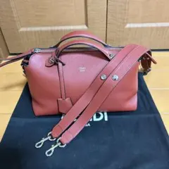 FENDIバイ ザ ウェイのミディアムサイズ レッド赤茶のサムネイル