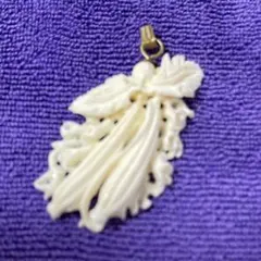 ホワイトフローラルペンダント