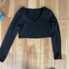 ブラック クロップド長袖Tシャツ Vネック