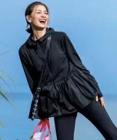 【美品】UNFILOフリル付きブラックフードパーカー