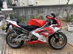Aprilia RS 125 赤/白 スポーツバイクのサムネイル
