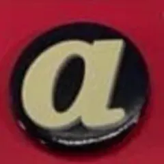 黑色背景金色「a」字樣的徽章