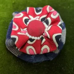 【ハンドメイド】赤と青の花型ブローチ