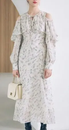 マーキュリーデュオ　フラワープリントケープワンピース