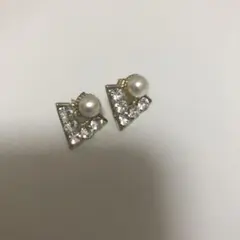 新品未使用 パールとクリスタルの三角ピアス