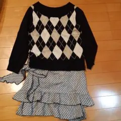 アーガイル模様ニットセーターとスカート