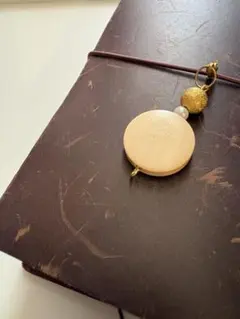 一点モノ⭐︎手帳アクセサリー⭐︎ナチュラル木製風円形チャーム ゴールドビーズ付き