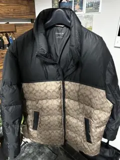極美品 コーチ ダウンジャケット ブラック シグネチャー 総柄 2way フード coach ブラックダウンジャケット フード付き