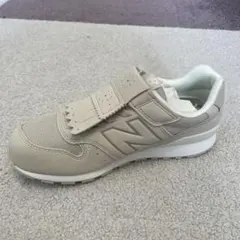 ニューバランス　23センチ　スニーカー　新品　ベージュ