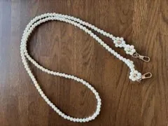 パール調ビーズのスマホショルダーストラップ