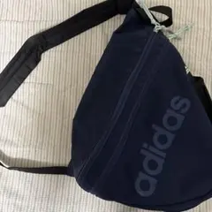 adidas ネイビー 三角形ショルダーバッグ
