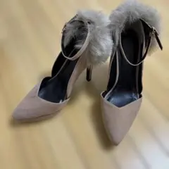 Delyle noir ファー付き アンクルストラップ パンプス ベージュのサムネイル