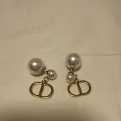 Dior ノベルティ　CDロゴ パール ピアス