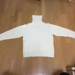 GU アイボリー タートルネック ニット