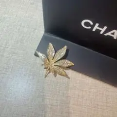 葉型ブローチ