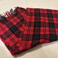 赤と黒のチェック柄マフラー