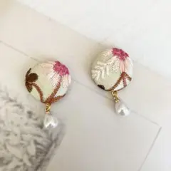 インド刺繍リボンのくるみボタンピアス ドロップ型パール調ビーズ 匿名配送