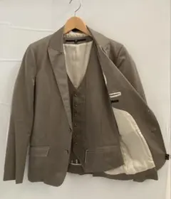 ノーアイディー　NO I D. ベージュ ジャケットとベスト、スラックスのセット