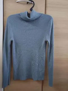 【GU】青色リブ編みタートルネックセーター