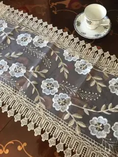 【新品未使用】テーブルランナー　花柄刺繍