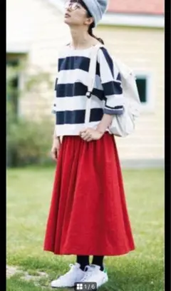 サニークラウズ　赤いスカート