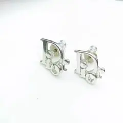 な*様 ディオール✨️　ピアス　ロゴ　シルバー