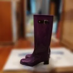 紫のバックル付きロングブーツ