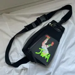 JW ANDERSON 21ss ボディバッグ ブラック 刺繍 - メルカリ