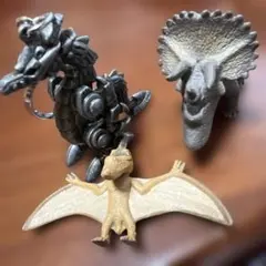 恐竜フィギュア3点セット　ガチャしゃくれフィギュア2体　金属恐竜？キーホルダー