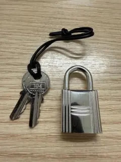 HERMES エルメス カデナ パドロック 鍵 （124番）シルバー HERMES カデナ パドロック No.124 鍵付き シルバー - メルカリ