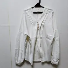 ホワイトVネックシャツ バルーンスリーブ