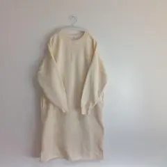 【the May】ポンチ素材　クリーム色　裏起毛ワンピース　サイドスリット