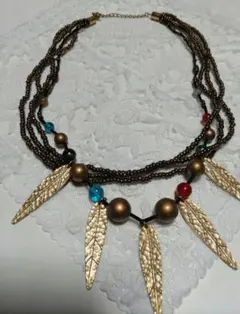 多層ビーズネックレス 金属製の葉付きとレースチーフ