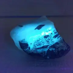 蛍光発光 ホワイトビーチメノウの原石 白瑪瑙 縞瑪瑙 白玉髄 母岩あり A74