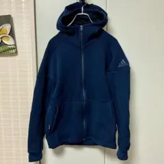 機能性とデザイン性を兼ね備えたadidasのフルジップパーカー