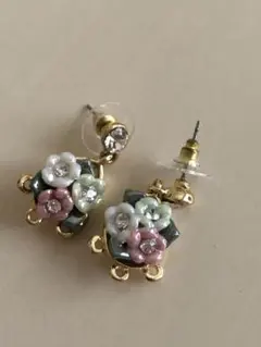 花モチーフ ゴールドピアス　レトロ