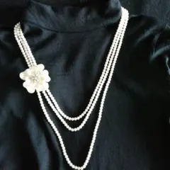 フラワーモチーフ付き三連ホワイトネックレス