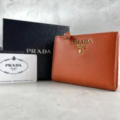 入手困難✨ プラダ 折財布 サフィアーノレザー ロゴプレート オレンジ系