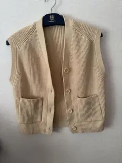 ベージュ ニットベスト ボタン付き