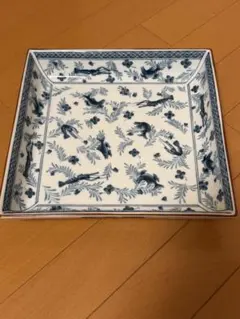 青い花と鳥の模様の四角皿　「たち吉」の陶磁器