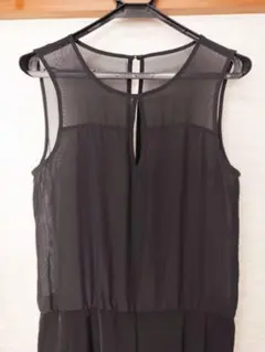 お洒落な黒いジャンプスーツ 背中開き